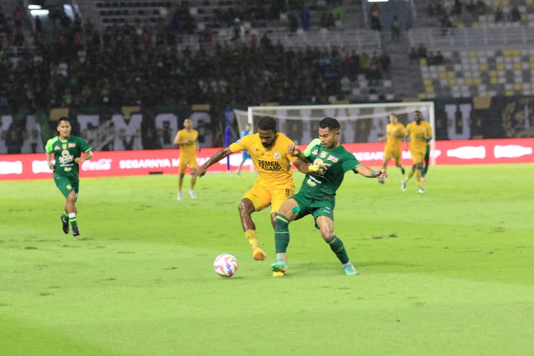 Satu gol Stewart (kuning/SPFC) cukup untuk bawa pulang satu poin dari Surabaya Foto: SPFC